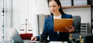 une secrétaire juridique avec un dossier entre les mains