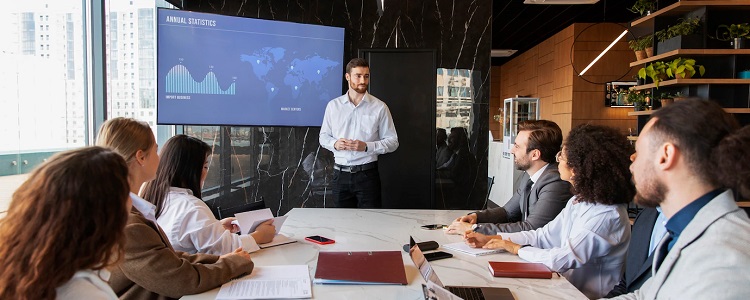 Un assistant comptable présente des documents financiers dans son cabinet comptable