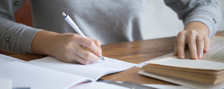 Etudiant suivant un cours sur le métier d'assistant comptable