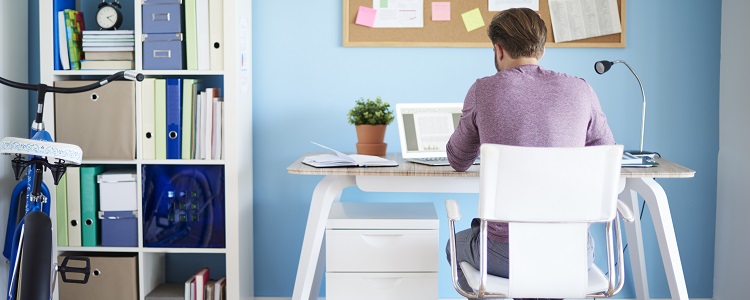 Homme en train de réviser le titre professionnel de comptable assistant