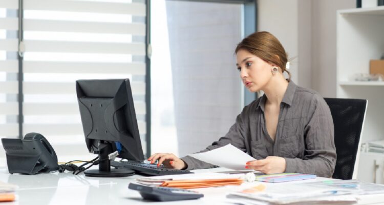 Assistante comptable travaillant devant son ordinateur