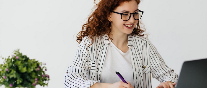 femme regardant son ordinateur avec le sourir