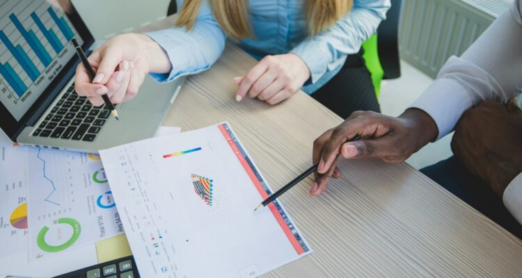 deux étudiants montrant une feuille de chiffre dans le but d'apprendre la comptabilité.