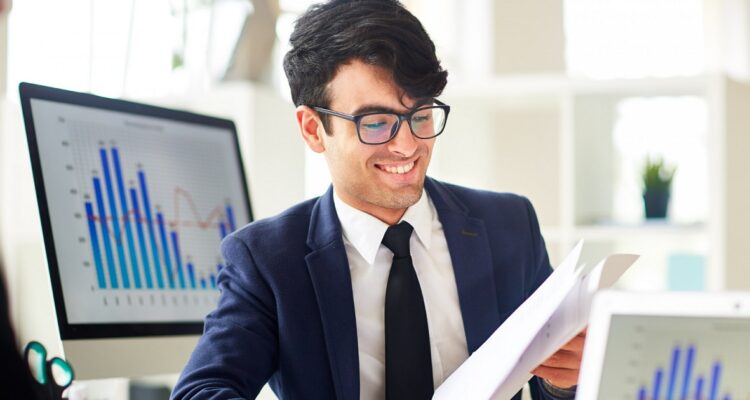 homme avec le sourire étudiant pour le concours du DCG