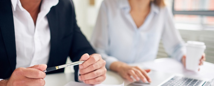 un homme et une femme discutant  au travail