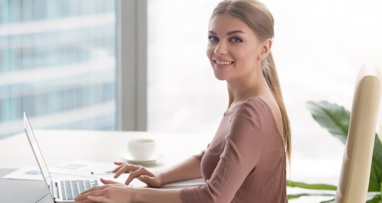 une jeune femme travaillant sur son ordinateur portable