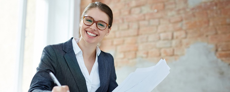 jeune femme souriante travaillant