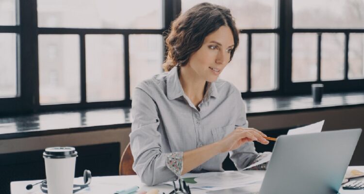 femme travaillant sur son ordinateur portable