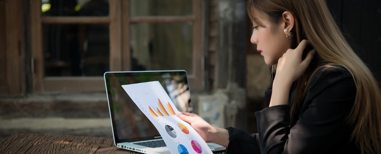 jeune femme regardant des graphiques