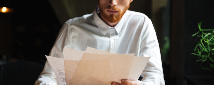 Homme regardant ses fiches de salaire