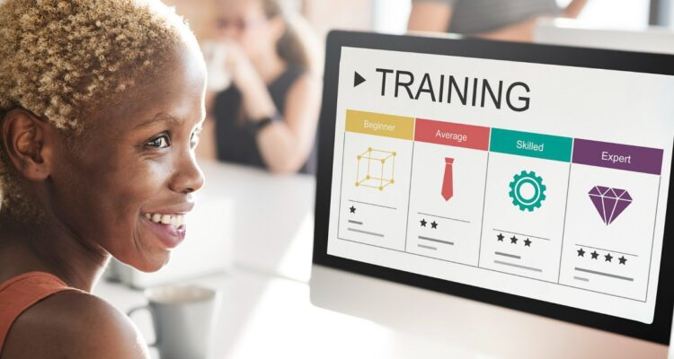 femme suivant la formation en ligne pour le DCG