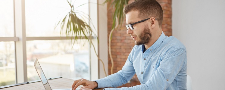 homme étudiant sur son ordinateur portable