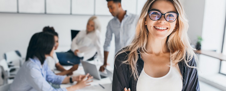 un jeune femme avec le sourire suivant une formation gestionnaire RH