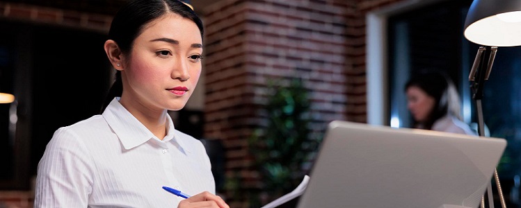 femme suivant un cours de comptabilité