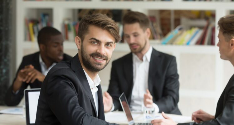 un jeune homme souriant suivant une formation de gestionnaire RH