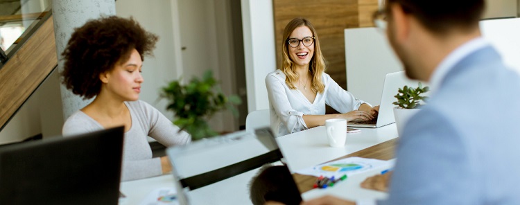 une réunion RH avec trois personnes