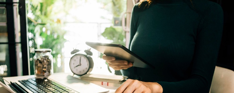 une femme exerçant son métier de comptable