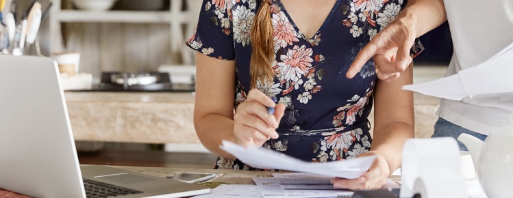 femme lisant une fiche de paie