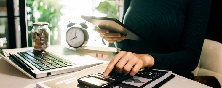 une femme gestionnaire calculant avec sa calculatrice