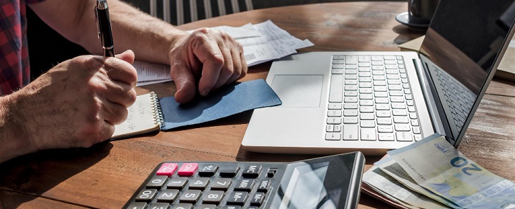 homme s'occupant de la gestion de la paie en entreprise