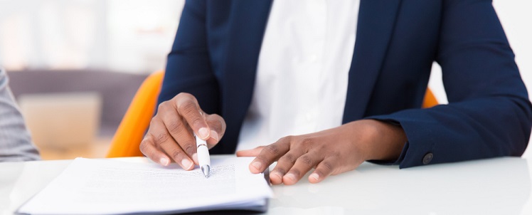 un assistant juridique écrivant sur une feuille