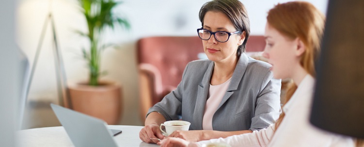 deux assistantes juridiques en plein travail