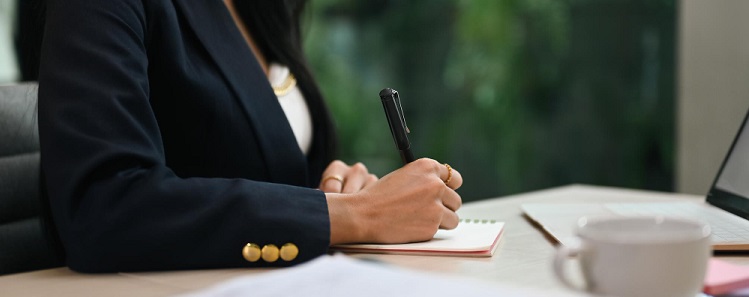 une femme écrivant à son bureau