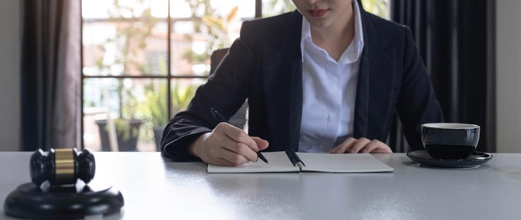 une secrétaire juridique écrivant sur un cahier