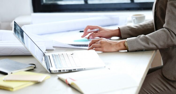 ordinateur posé sur un bureau