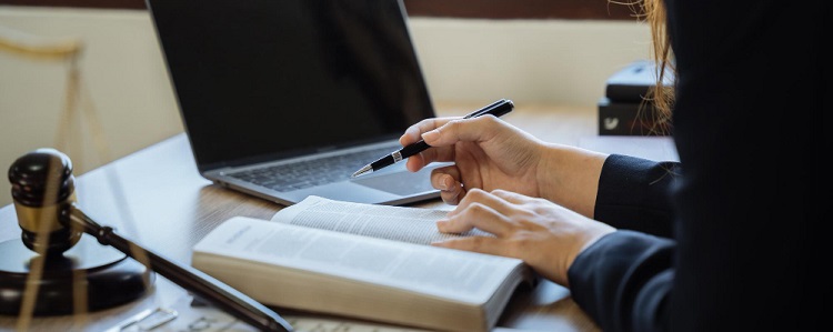 une femme travaillant sur des textes juridiques