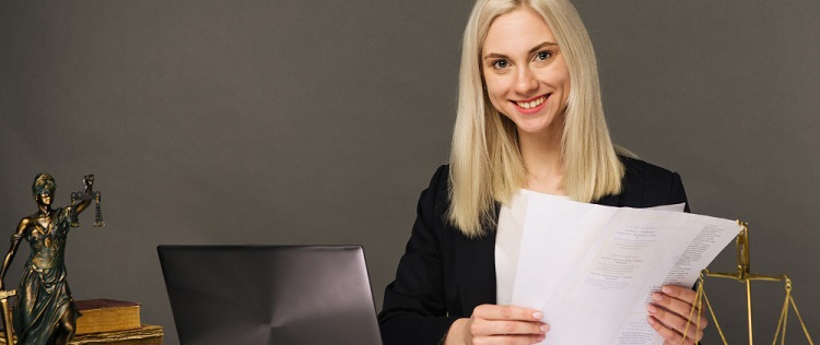 Portrait d'une femme blonde secrétaire juridique