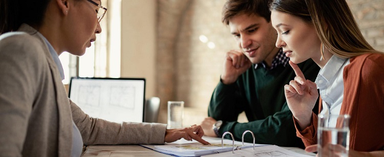 une femme donnant des conseils juridique à un couple