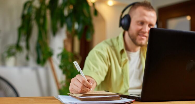 un homme suivant une formation a distance sur son ordinateur