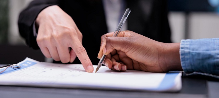 deux personnes signant un contrat juridique