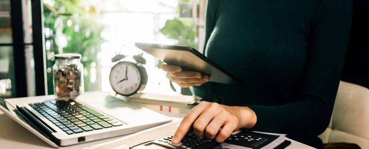 femme calculant sur une calculatrice