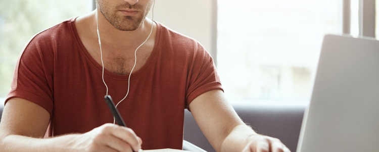 un homme suivant une formation a distance