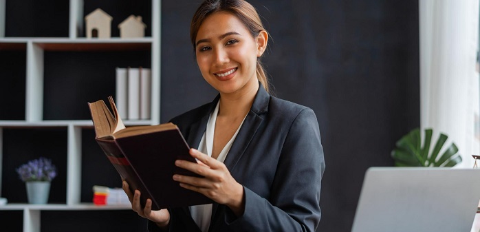 une femme tenant un livre juridique