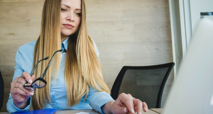 une jeune femme travaillant sur son ordinateur portable