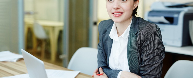 une jeune femme travaillant