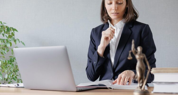 une femme secrétaire juridique