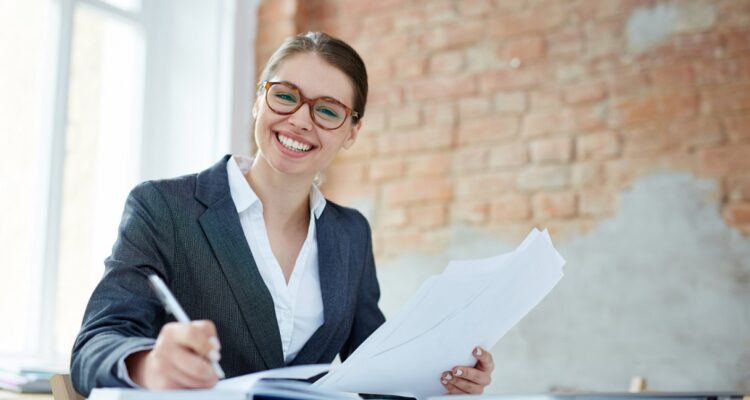 une femme souriante