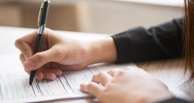 une personne passant un examen écrit