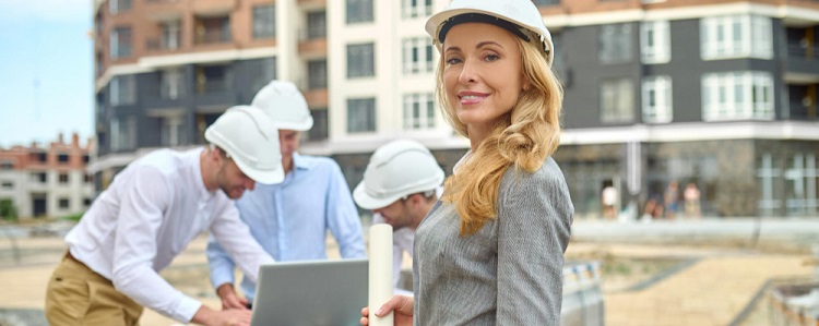 une femme agent immobilier sur un chantier de construction