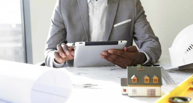 un agent immobilier à son bureau