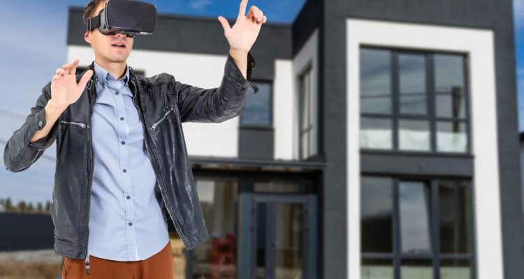 un homme avec un casque virtuel devant une maison
