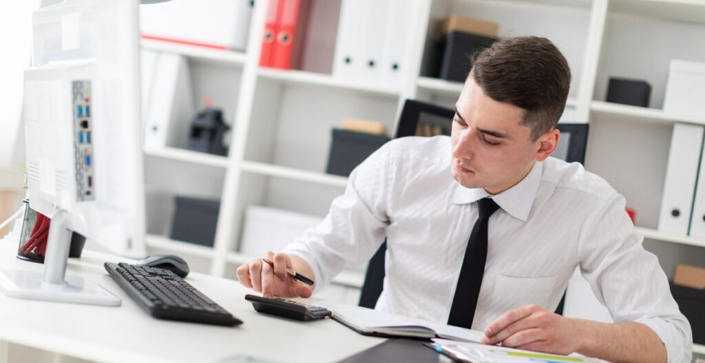 un jeune homme secrétaire administratif