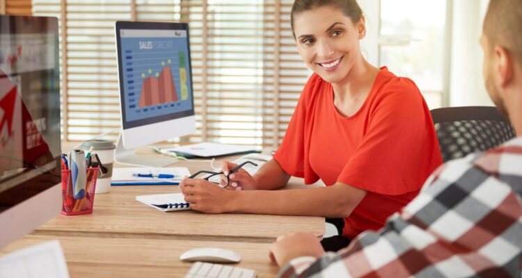 une femme et un homme travaillant au bureau