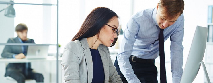 une femme et un homme travaillant