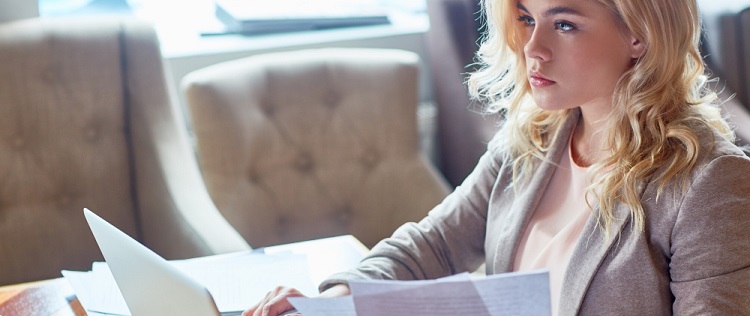 une jeune femme blonde suivant une formation de gestion administration