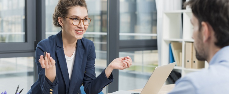 une femme responsable des ressources humaines en entreprise